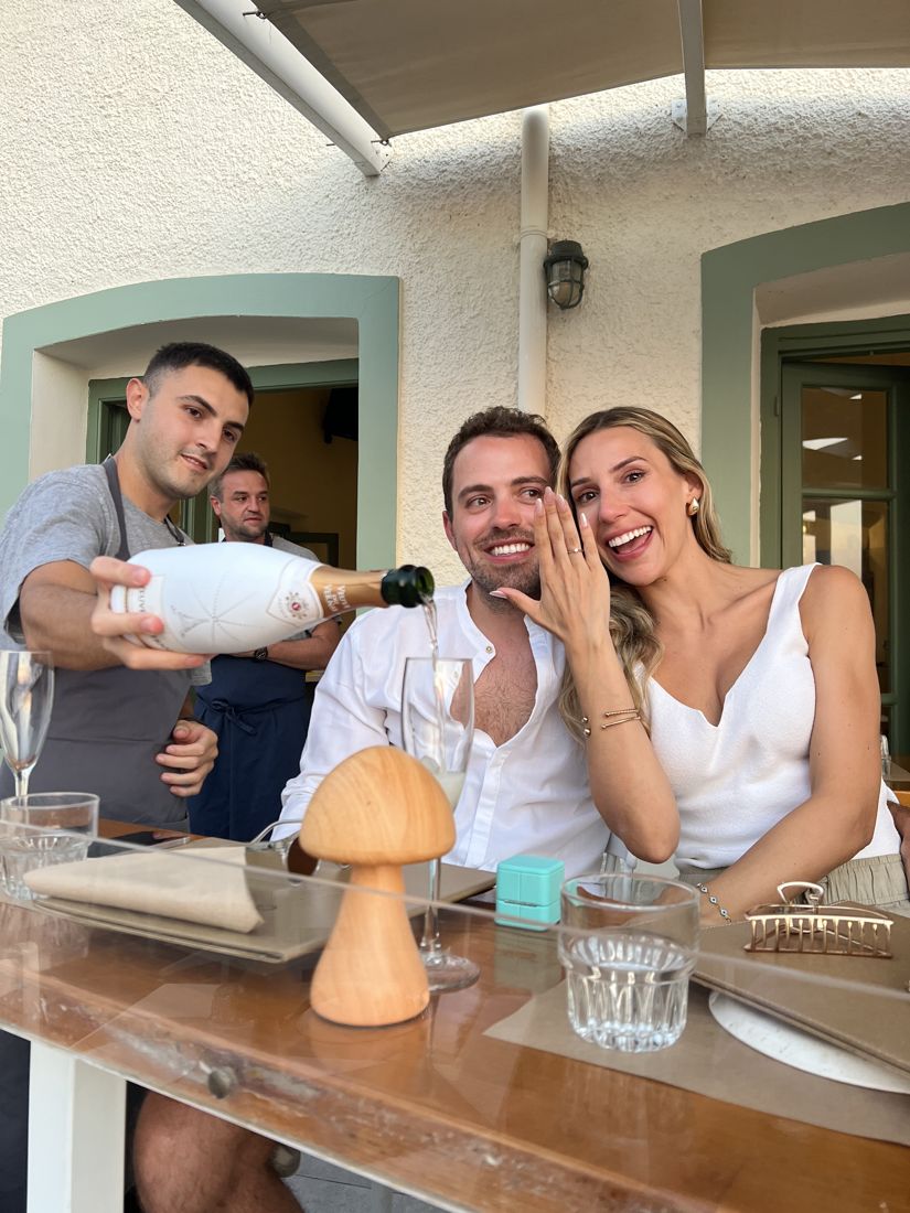 Brinde de noivado com champanhe, Paula mostrando o anel