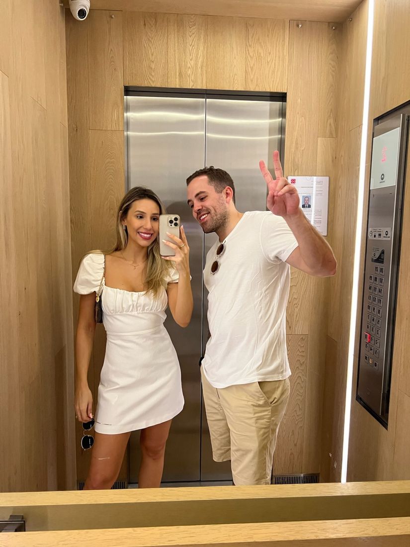 Paula e Francisco de branco, numa selfie no espelho